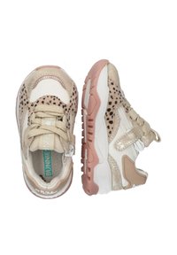 Beige Sportschuhe mit Leopardenmusterakzenten, strukturiertem Mesh- und Kunstledermaterialien, mit einer weißen Zwischensohle und pinker Außensohle.