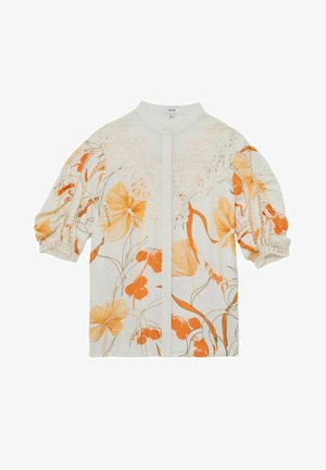 Valkoinen pusero, jossa oranssi kukkakuosi, liehukkeet hihat, pitsileikkaus ylävartalossa ja napillinen edestä.