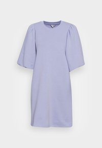 Robe lavande longueur genou avec des manches bouffantes à longueur de coude et un col rond, présentée sur un fond clair.