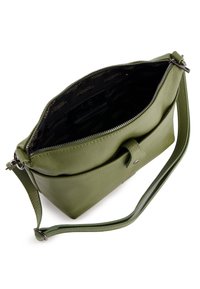 Groene leren schoudertas met een gestructureerde oppervlak, ritsluiting en afneembare schouderband. Interieur heeft een zwarte voering met een bedrukte logo.