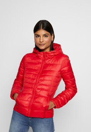 Veste en duvet rouge avec capuche, fermeture éclair à l'avant et poignets élastiques. Texture lisse et brillante avec un détail de piqûre horizontale.