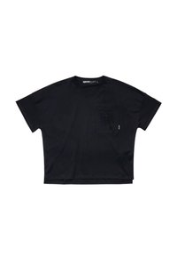 Camiseta corta negra de manga corta hecha de algodón, con un bolsillo en el pecho con un diseño floral bordado. Corte relajado, escote redondo.