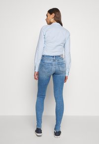 ONLY ONLCARMEN LIFE SKINNY - Calças de ganga de corte skinny - light blue