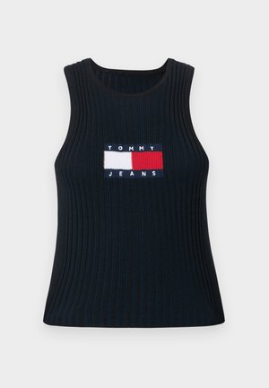 Ribbet marineblå tank topp med rund hals, med et brodert rødt, hvitt og blått merke som står "TOMMY JEANS" på fronten.