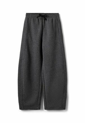 Pantalon de jogging en polaire gris foncé avec taille élastique et cordon noir, jambes droites et poches latérales sur fond blanc.