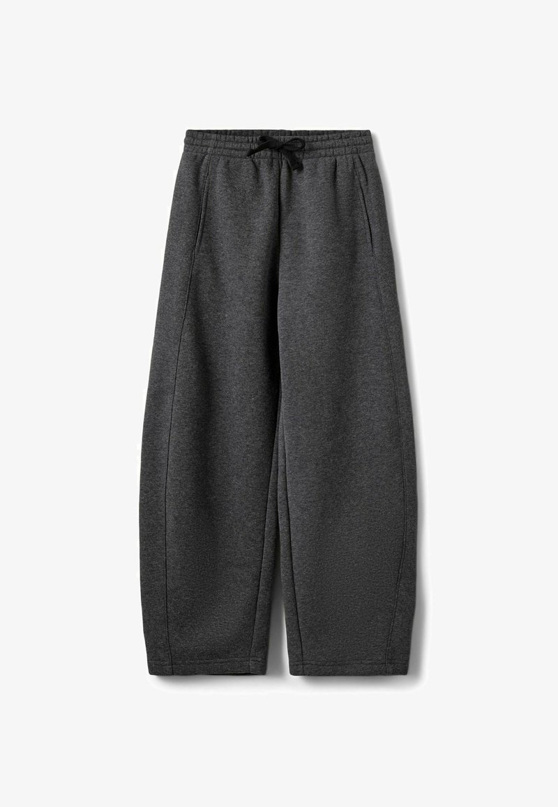Pantalon de jogging en polaire gris foncé avec taille élastique et cordon noir, jambes droites et poches latérales sur fond blanc.