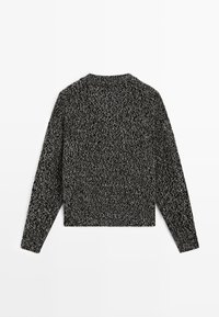 Maglione nero e bianco a maglia con maniche lunghe, scollo rotondo e motivo testurizzato. Presenta una vestibilità corta e polsini a coste.