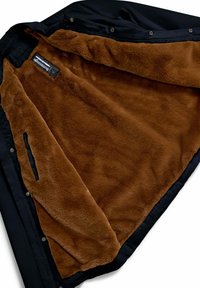 Zwarte buitenjas met een zachte bruine fleece voering. Beschikt over drukknopen en een binnenzak voor extra gemak.