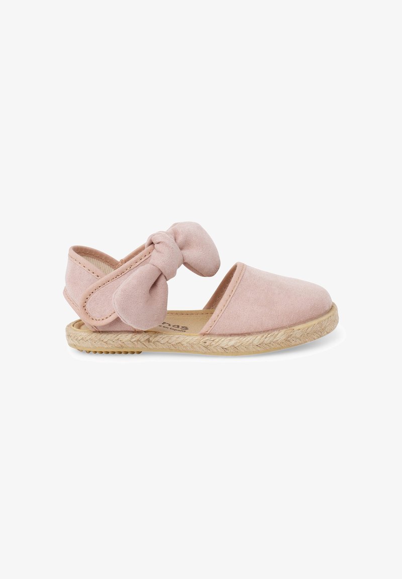 Sandale bébé en daim rose avec bout fermé, bride de cheville avec grand nœud et semelle en jute tressée.