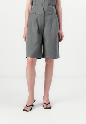 Graue maßgeschneiderte Shorts mit einem gefältelten Design, zwei Taschen an den Seiten und einem taillierten Bund. Aus leichtem Stoff gefertigt und mit einer glatten Textur ausgestattet.