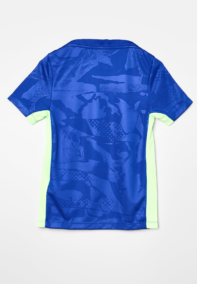 Maillot de sport bleu avec un motif texturé et des manches courtes vertes. Le tissu est léger et doux, conçu pour les activités sportives.