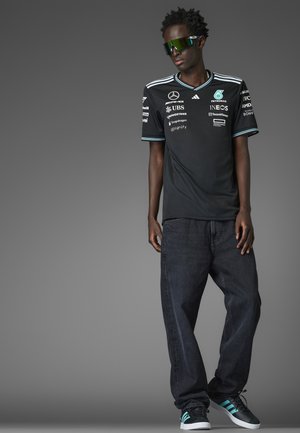 MERCEDES - AMG PETRONAS FORMULA ONE TEAM DRIVER AUTHENTIC BLACK MEN - Print T-shirt - black white