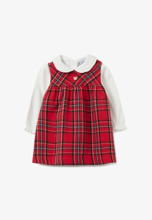 Robe à carreaux rouge avec des manches longues blanches, un col arrondi et un petit accent en forme de cœur. Le tissu est doux avec une texture lisse.