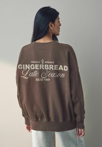 Next CHRISTMAS GINGER BREAD LATTE GRAPHIC CREW NECK - Bluză de molton - chocolate brown