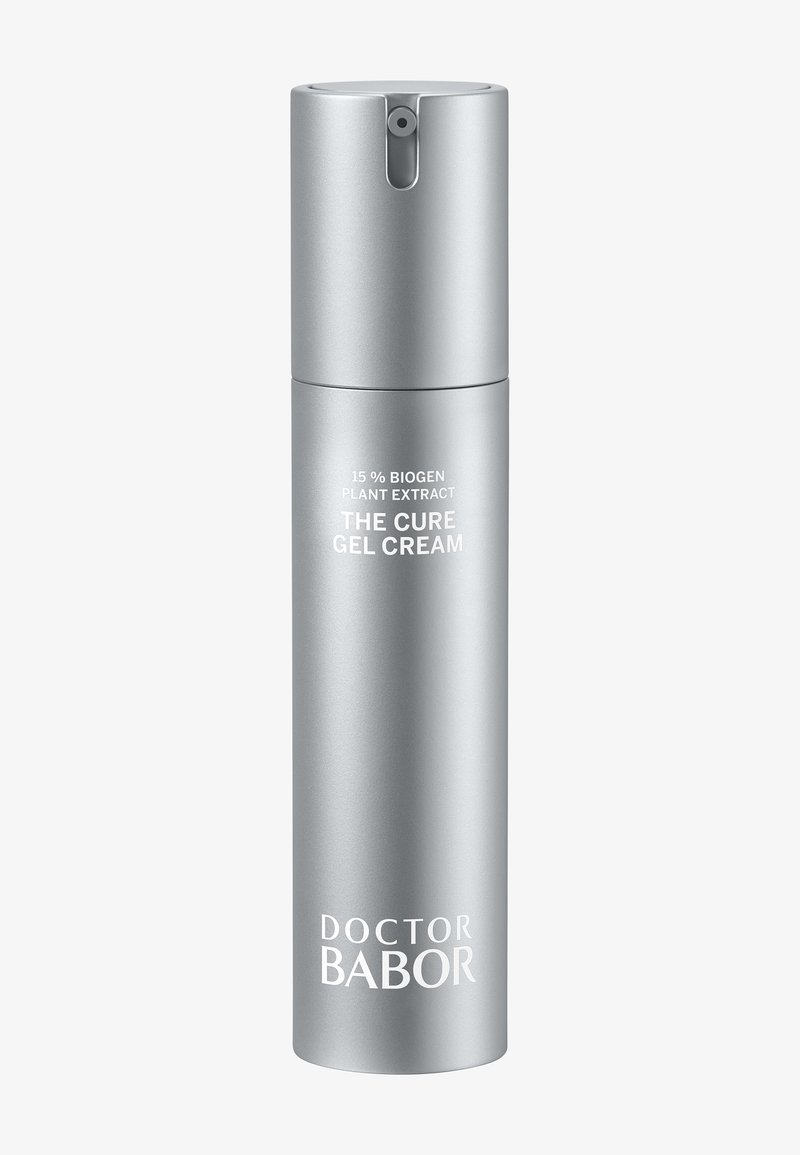 Zilverkleurige cilindervormige pompflacon met het label "15% Biogen Plant Extract The Cure Gel Cream" en "Doctor Babor" op een witte achtergrond.