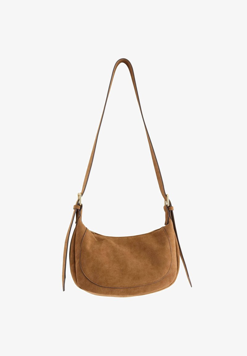 Borsa a spalla in suede marrone con forma curva, davanti piatto e tracolla regolabile, con hardware in tonalità oro e una texture morbida.