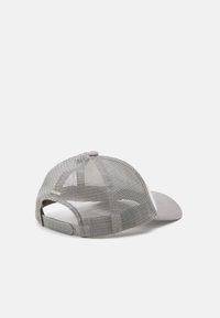 Grå mesh trucker cap med flat skygge, plastik snapback-lukning og en solid grå frontpanel; har ventilationshuller for åndbarhet.
