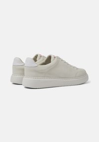 Weiße Ledersneaker mit glatter Oberfläche, runder Zehenpartie und dicker weißer Sohle. Verfügt über dezente Markenkennzeichnung an der Ferse und Zunge.