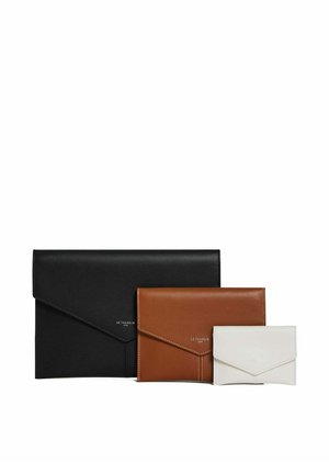 Tre pochette in pelle a busta di colore nero, marrone e bianco. Ognuna ha un design minimalista con cuciture visibili e un marchio in rilievo.