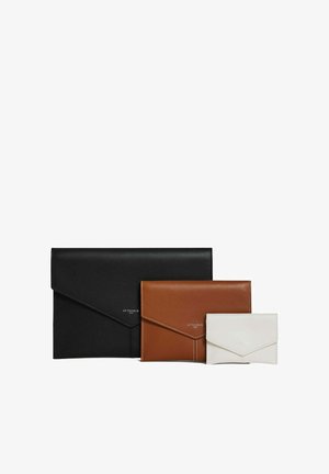 Tres fundas de cuero en forma de sobre en negro, marrón y blanco. Cada una tiene un diseño minimalista con costuras visibles y una marca en relieve.
