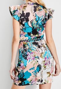 Kurzarmkleid mit floralen Mustern, vorwiegend in Blau, Schwarz und Pink; hat eine taillierte Silhouette und einen lebhaften strukturierten Stoff.