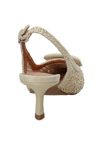 Sandalo beige con tacco, texture intrecciata, apertura sul retro e cinturino alla caviglia. Presenta una punta arrotondata e un tacco a stiletto di altezza media.
