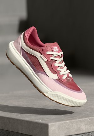 Rosa og lys rosa sneakers med mesh- og semsket skinn teksturer, hvite snørebånd, gummisåle og lagdelt design. Har Vans-logoen.