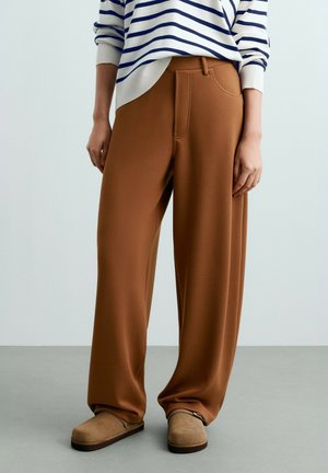 OYSHO, 5-POCKET STRAIGHT-LEG TROUSERS - Pantalon classique - cognac