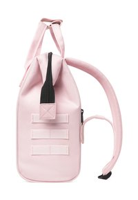 Sac en tissu rose avec fermeture éclair, présentant une forme incurvée, une bandoulière réglable et trois anses en sangle horizontales sur un côté.