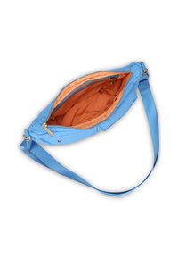 Borsa a spalla blu con esterno trapuntato, chiusura con cerniera e fodera interna arancione, dotata di tracolla rimovibile.