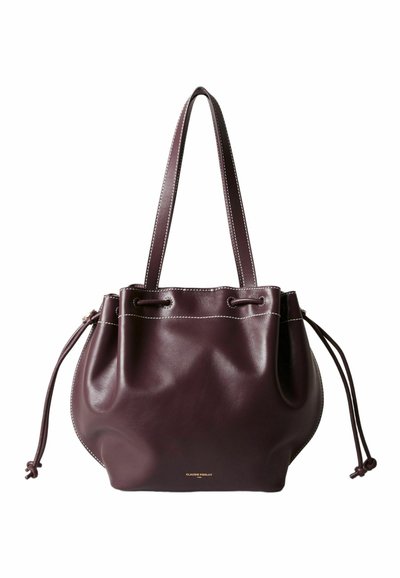 Borsa a secchiello in pelle bordeaux con tracolle, chiusura con coulisse, cuciture a contrasto e un piccolo logo dorato alla base.