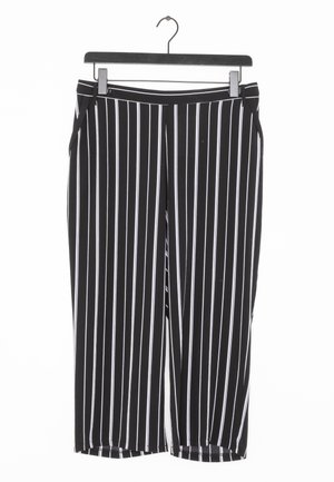 Schwarz-weiße gestreifte Cropped-Hosen mit elastischem Bund und Seitentaschen, ausgestattet mit einer glatten Stofftextur und geradem Schnitt.
