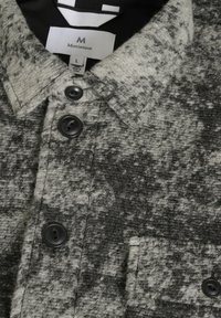 Szary i czarny wzorzysty wełniany żakiet z czarnymi guzikami, kołnierzem i przednią kieszenią, oznaczony rozmiarem L przez Matinique.