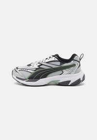 Puma MORPHIC - Tekaški copati za cesto - glacial gray/green fog