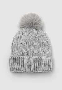 Szara dziana czapka z warkoczem, z miękkim szarym pomponem z futra na górze i ściągaczem na dole.