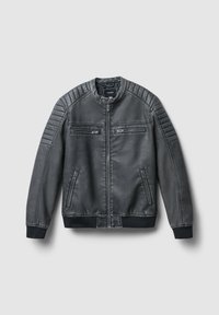 Giacca bomber in pelle grigia da uomo con dettagli trapuntati sulle spalle, polsini a costine e tasche con zip doppia sul petto e in vita.