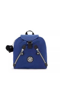 Zaino in nylon blu navy con una patta arrotondata, inserti con doppizia, accessori neri e un portachiavi a forma di scimmia pelosa attaccato. Logo circolare sul davanti.