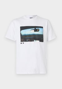 Camiseta blanca de algodón con un gráfico impreso del interior de un coche y una vista del paisaje a través del parabrisas. Manga corta, cuello redondo.
