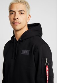 Alpha Industries UNISEX - Felpa con cappuccio - black/gold