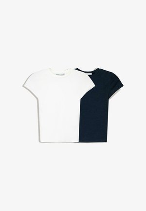 Twee t-shirts met korte mouwen, één wit en één marineblauw, met een klassieke ronde hals en gemaakt van zachte katoenen stof.