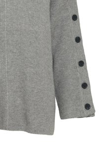 Maglione grigio a maglia con una texture a coste, caratterizzato da un taglio dritto e bottoni neri lungo la manica sinistra.