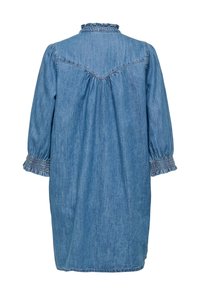 Φόρεμα από ανοιχτό μπλε ντένιμ με μακριά φουσκωτά μανίκια, ελαστικές μανσέτες με πιέτες και συγκεντρωμένη λεπτομέρεια στο πίσω μέρος.