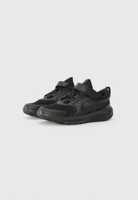 Chaussures de sport noires en mesh et en matériau synthétique. Parmi les caractéristiques, on trouve un col rembourré, une sangle Velcro et une semelle en caoutchouc texturée.