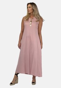 Maxi sukienka w pastelowym różowym kolorze, z nieodpinanymi ramiączkami, z przodu zdobiona złotymi guzikami i mająca zwiewny krój.