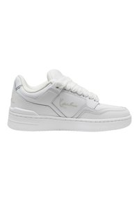 Baskets blanches basses avec un design de panneaux cousus, un col rembourré, une semelle texturée et un logo de la marque brodé sur le côté.