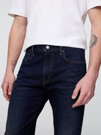 Tmavě modré džínové kalhoty se klasickým střihem, které mají pět kapsový design, jemné švy a kovové zapínání v pase.