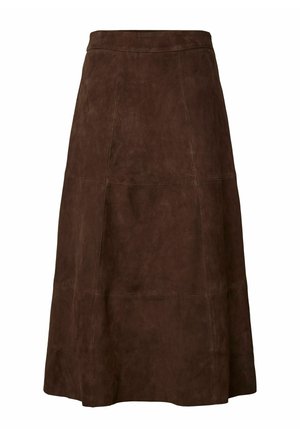 Bruine suède midi-skirt met een A-lijnvorm en gestikte paneeldetails, zonder zichtbare sluitingen, weergegeven op een witte achtergrond.