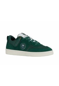 Sneaker in camoscio verde e tessuto con suola bianca piatta, patch rotondo con logo sul lato e chiusura con lacci. Presenta occhielli dorati e collo imbottito.