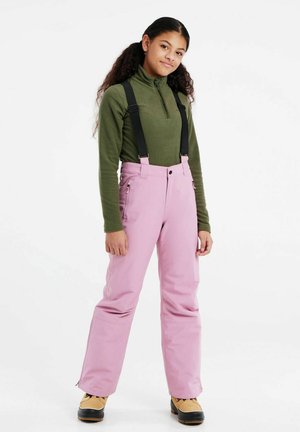 Pantalons de neige roses avec bretelles noires, poches latérales et détail zippé aux poignets, associ�és à un haut à manches longues vert.