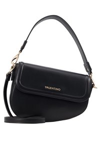 Borsa a spalla in pelle nera con forma curvata, accessori in oro, chiusura a pattina e tracolla regolabile. Presenta un logo stampato sul fronte.